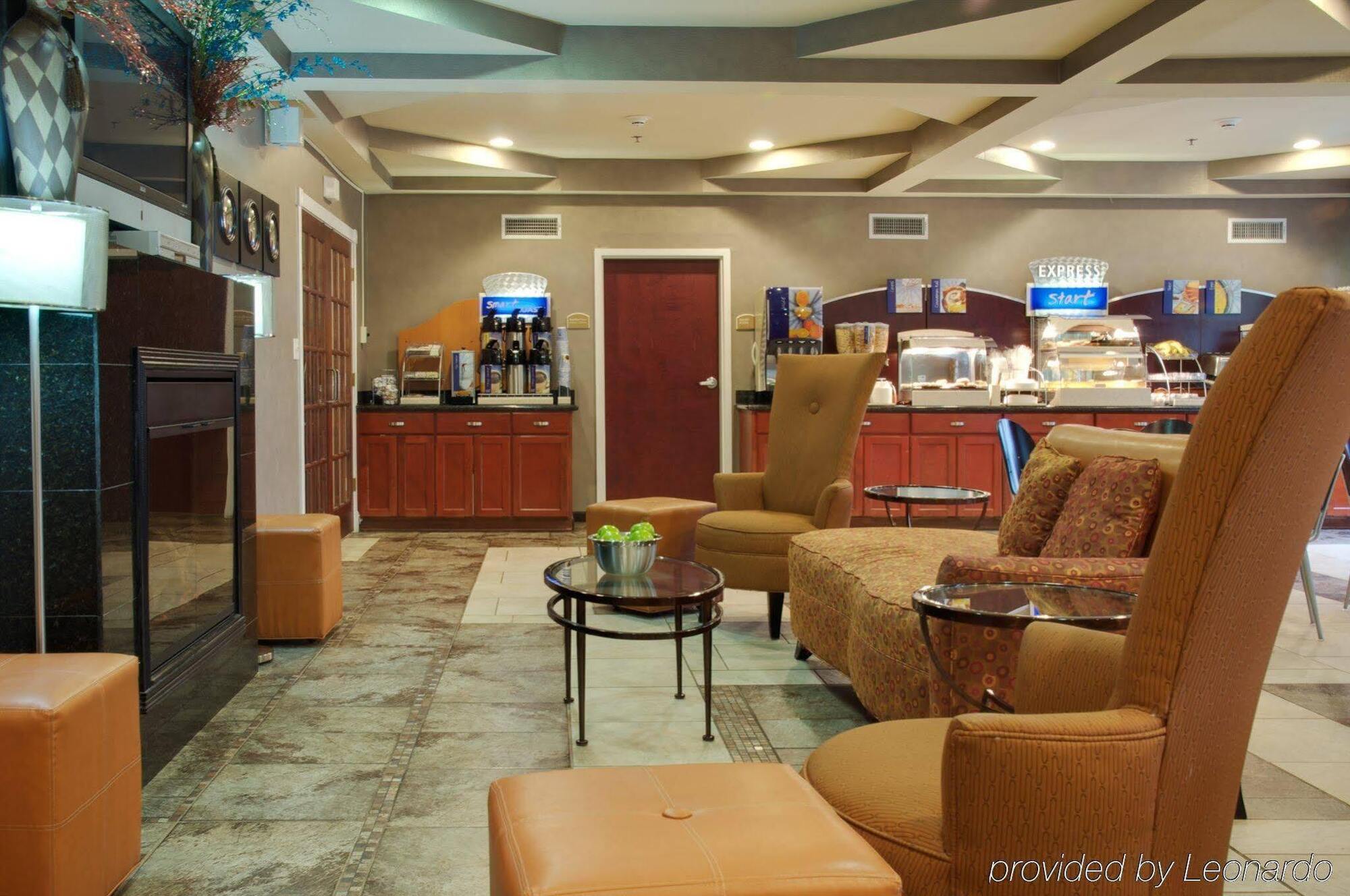 Holiday Inn Express & Suites Alexandria, An Ihg Hotel Exterior foto